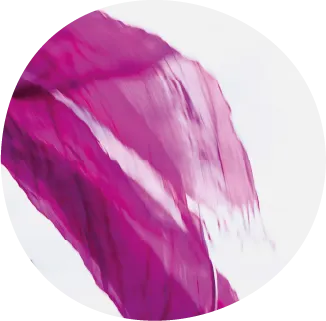 Châle rose en mouvement dans le ciel, symbole de fluidité et de danse intuitive