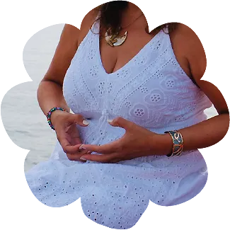 Mains formant un mudra au niveau du chakra sacré pour réveiller l’énergie vitale