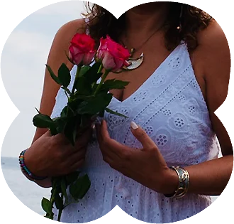 Mains tenant un bouquet de roses, symbole d’ouverture du cœur et de reconnexion à soi